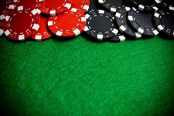 Live Lightning Roulette table with dealer and wheel visible on monggojp platform