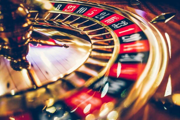 Live-dealer blackjack table on monggojp with multiple players and real dealer